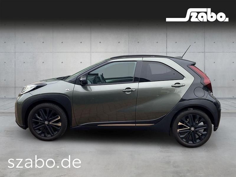 Gebraucht Toyota Aygo X x-style 72 PS (52 kW) 2022 Cardamon green metallic/ night sky black SUV