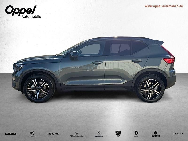 Neu Volvo XC40 Plus 197 PS (144 kW) 2025 Forest lake / metallic SUV