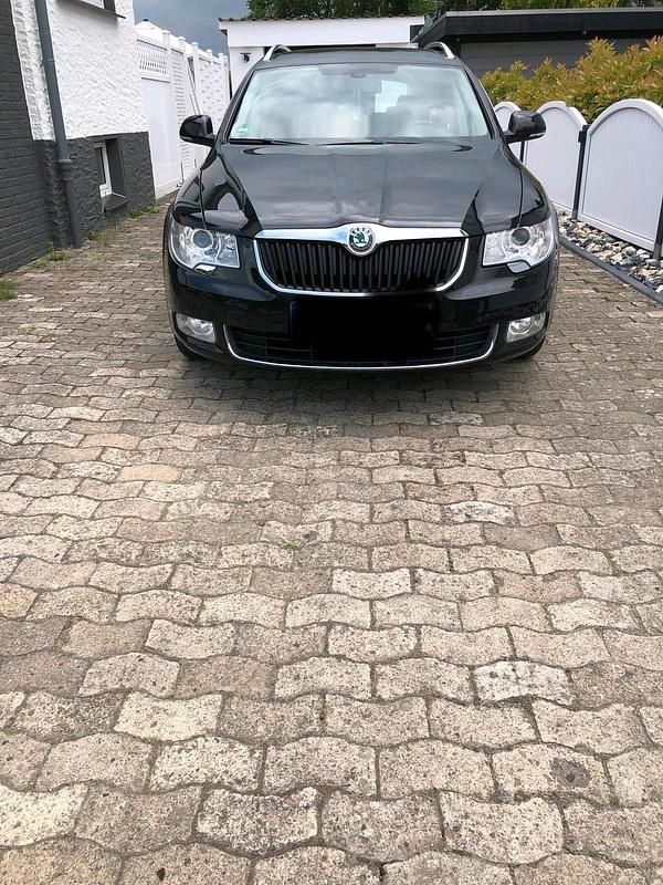 Gebraucht Skoda Superb 125 PS (91 kW) 2011 Schwarz Kombi