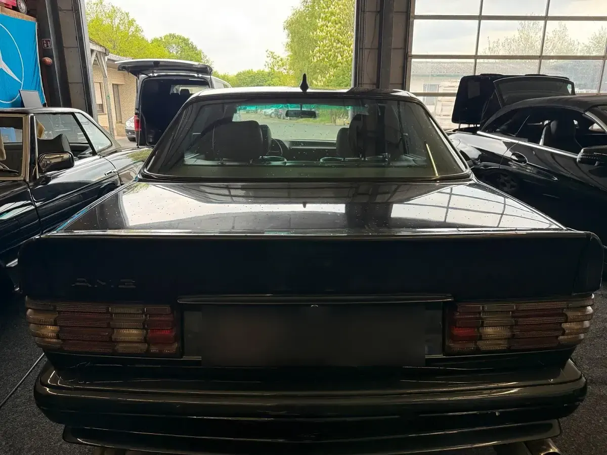 Używany Mercedes E500 AMG 1989 Czarny Sedan/Limuzyna