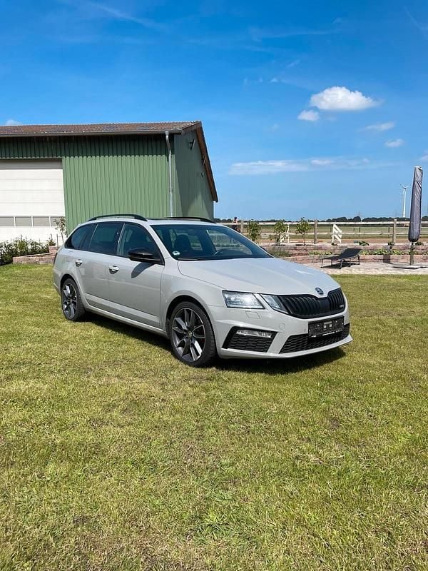 Grau Gebraucht 2019 Skoda Octavia vRS Kombi | 19.799 € (Etwas zu teuer) - Bild 1/4