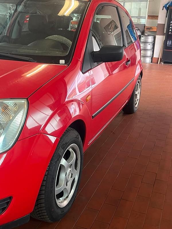 Gebraucht Ford Fiesta 60 PS (44 kW) 2005 Rot Kleinwagen