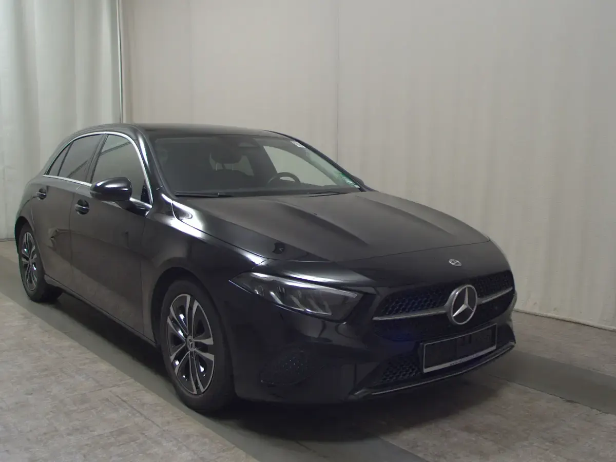 Gebraucht Mercedes A200 Progressive 163 PS (119 kW) 2023 Schwarz Limousine