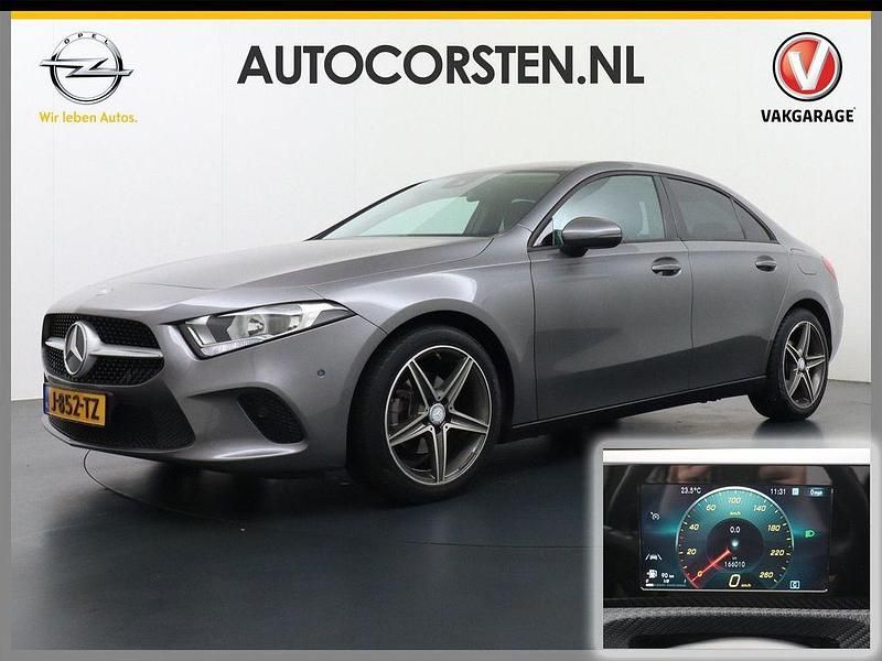 Grau Gebraucht 2020 Mercedes A180 Limousine | 16.940 € (Etwas zu teuer) - Bild 1/4