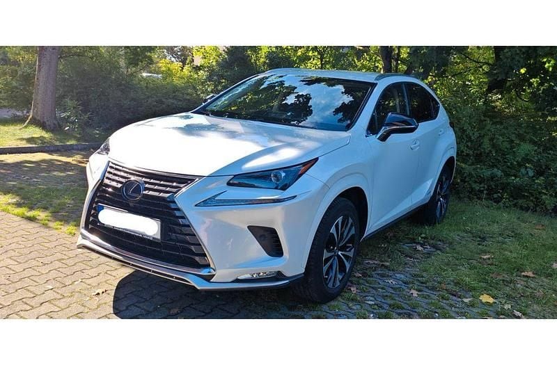 Weiß Gebraucht 2021 Lexus NX300h SUV | 30.850 € (Guter Preis) - Bild 1/4