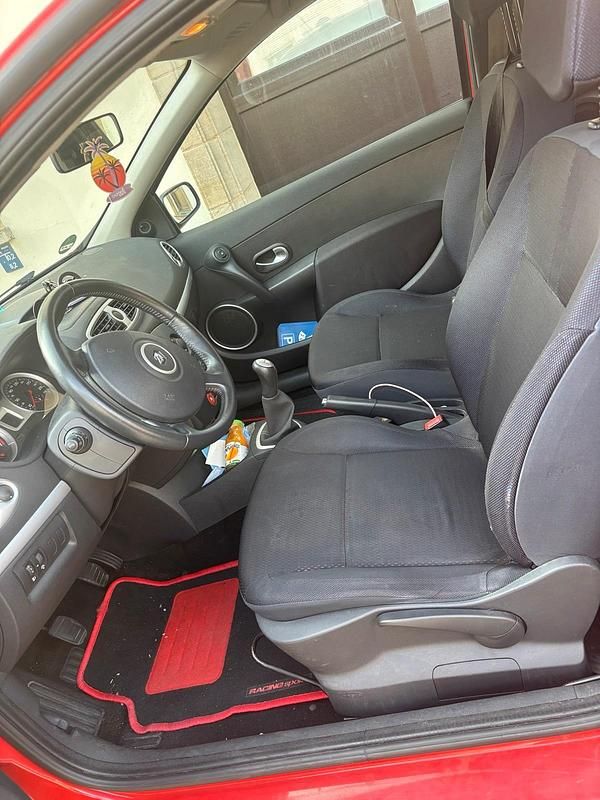 Rot Gebraucht 2005 Renault Clio II Kleinwagen | 2.650 € - Bild 1/4