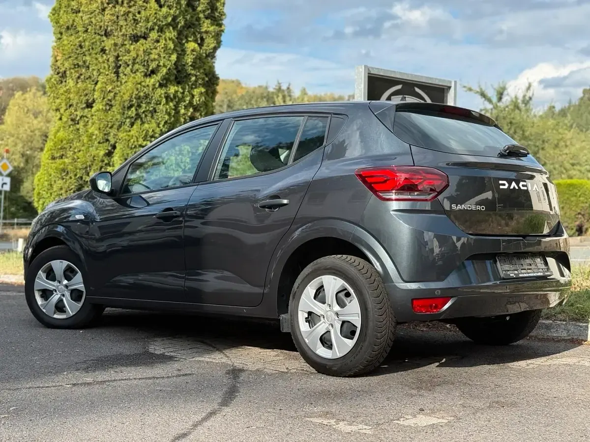 Gebraucht Dacia Sandero Essentiel 67 PS (49 kW) 2023 Grau Kleinwagen