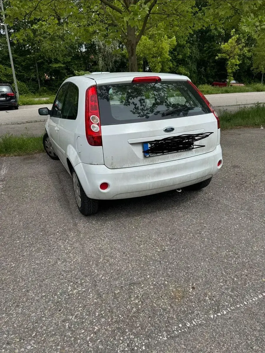 Gebraucht Ford Fiesta Ambiente 60 PS (44 kW) 2007 Weiß Kleinwagen