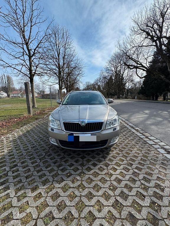 Gebraucht Skoda Octavia Elegance 140 PS (102 kW) 2011 Grau Kombi