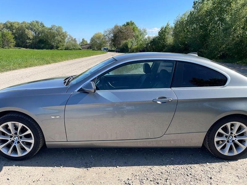 Gebraucht BMW 330 231 PS (169 kW) 2009 Grau Coupé