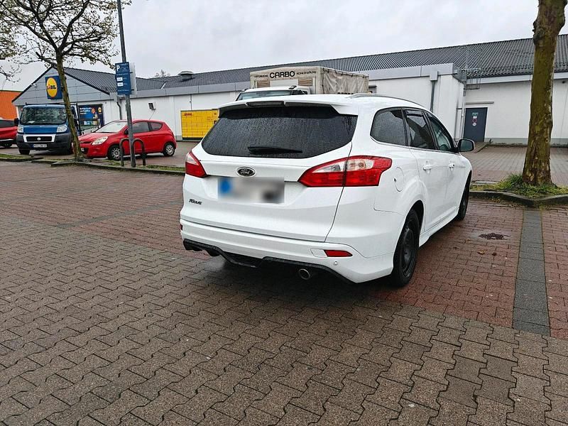 Gebraucht Ford Focus Individual 140 PS (102 kW) 2014 Weiß Kombi