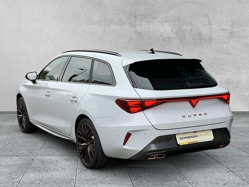 Neu Cupra Leon VZ 272 PS (200 kW) 2025 Glacial weiß metallic Limousine