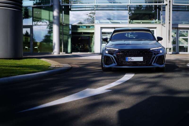 Grau Gebraucht 2022 Audi RS3 Sport Kleinwagen | 53.900 € (Superpreis) - Bild 1/4