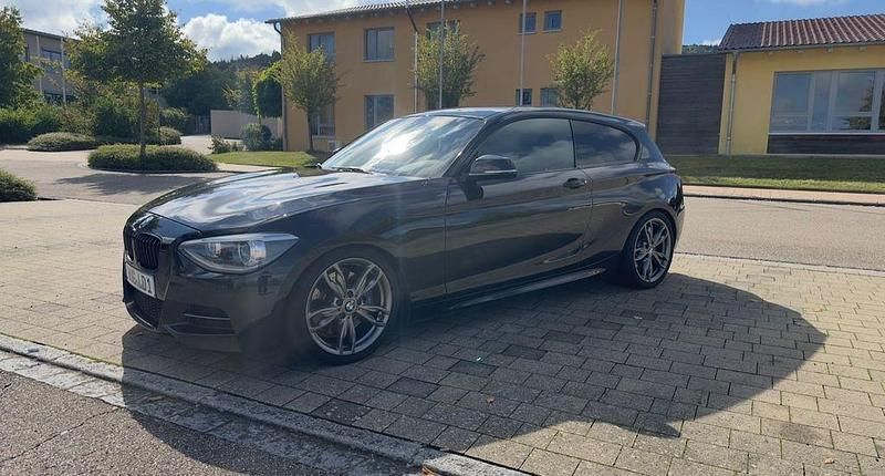 Schwarz Gebraucht 2013 BMW M135 Sport Line Kleinwagen | 15.999 € (Fairer Preis) - Bild 1/4
