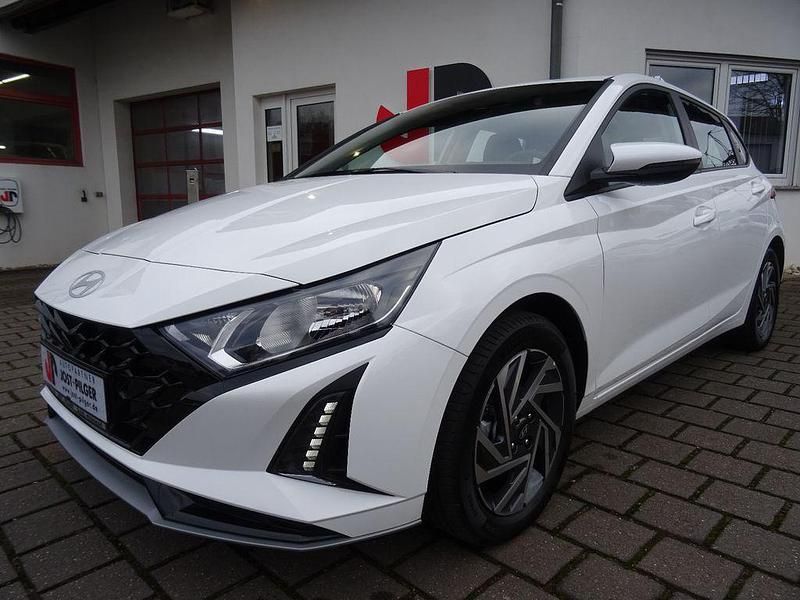Neu Hyundai i20 101 PS (74 kW) 2025 Weiß Limousine