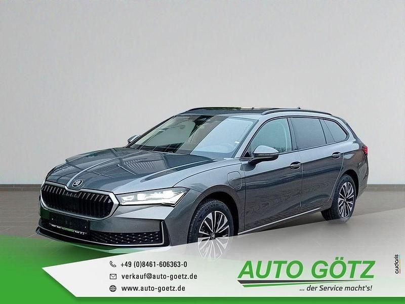 Neu Skoda Superb Selection 204 PS (150 kW) 2025 Grau Kombi