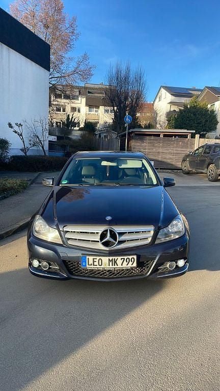 Blau Gebraucht 2011 Mercedes C200 Avantgarde Limousine | 10.290 € (Fairer Preis) - Bild 1/4