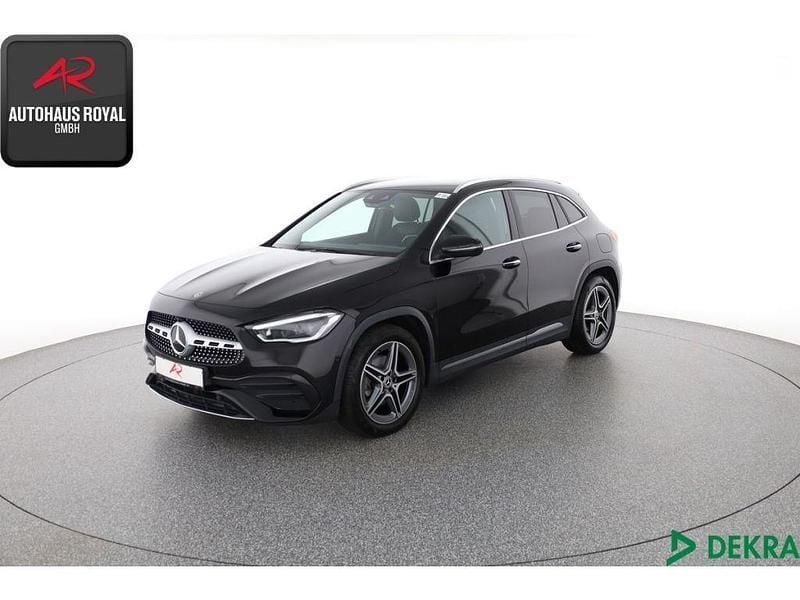 Schwarz (metallic) Gebraucht 2021 Mercedes GLA200 AMG SUV | 34.879 € (Etwas zu teuer) - Bild 1/4