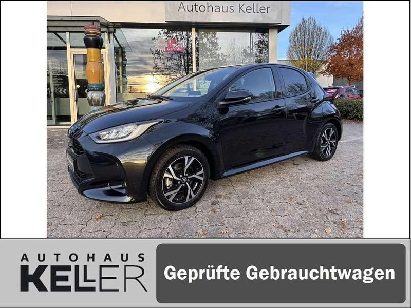 Mysticschwarz mica Gebraucht 2025 Toyota Yaris Hybrid Kleinwagen | 21.760 € (Guter Preis) - Bild 1/4