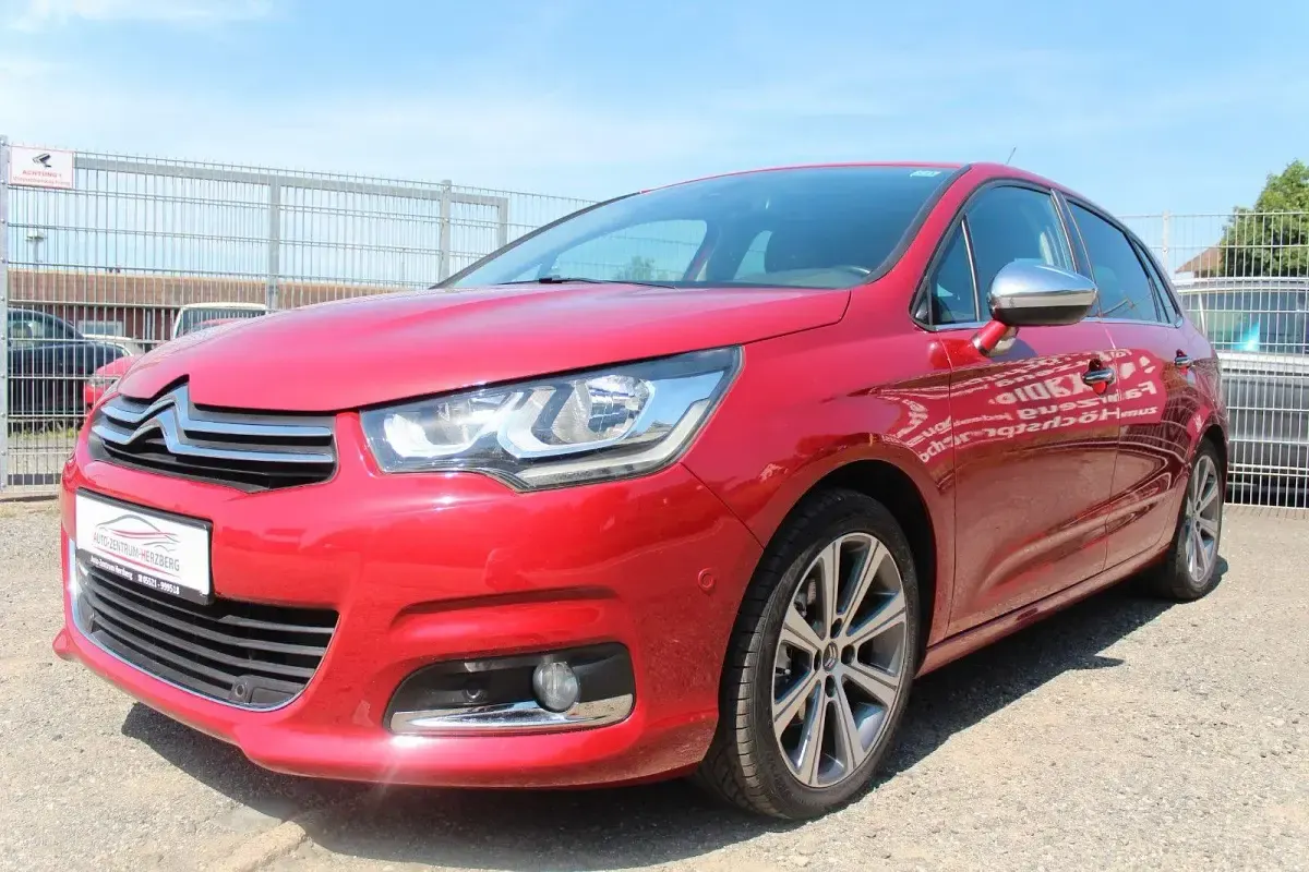 Gebraucht Citroën C4 SELECTION 131 PS (96 kW) 2015 Rot Limousine