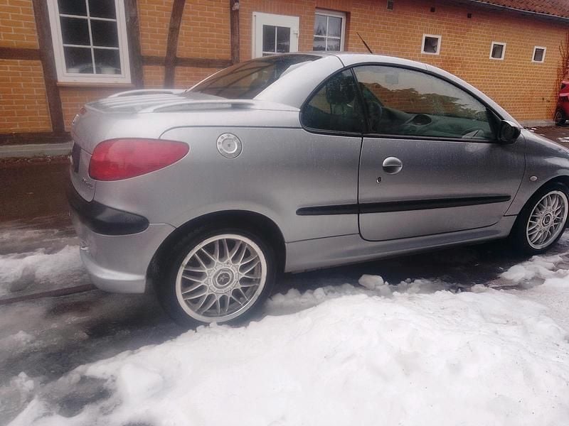 Grau Gebraucht 2002 Peugeot 206 CC Cabrio | 1.200 € (Fairer Preis) - Bild 1/4