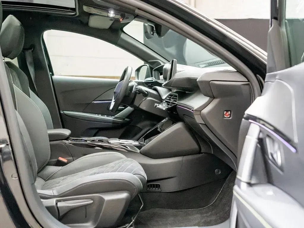 Gebraucht Peugeot 208 GT 136 PS (100 kW) 2024 Schwarz / perla nera schwarz Kleinwagen