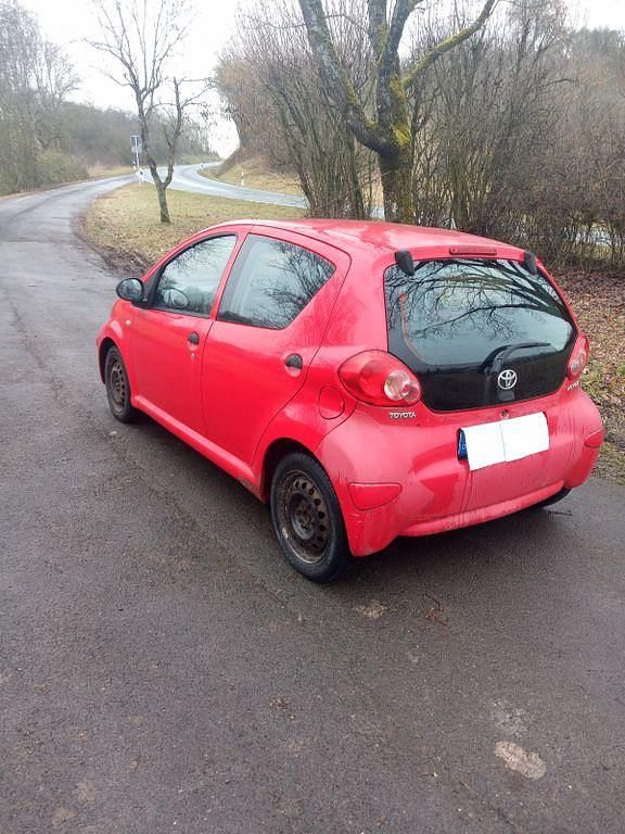 Gebraucht Toyota Aygo 68 PS (50 kW) 2006 Rot Kleinwagen