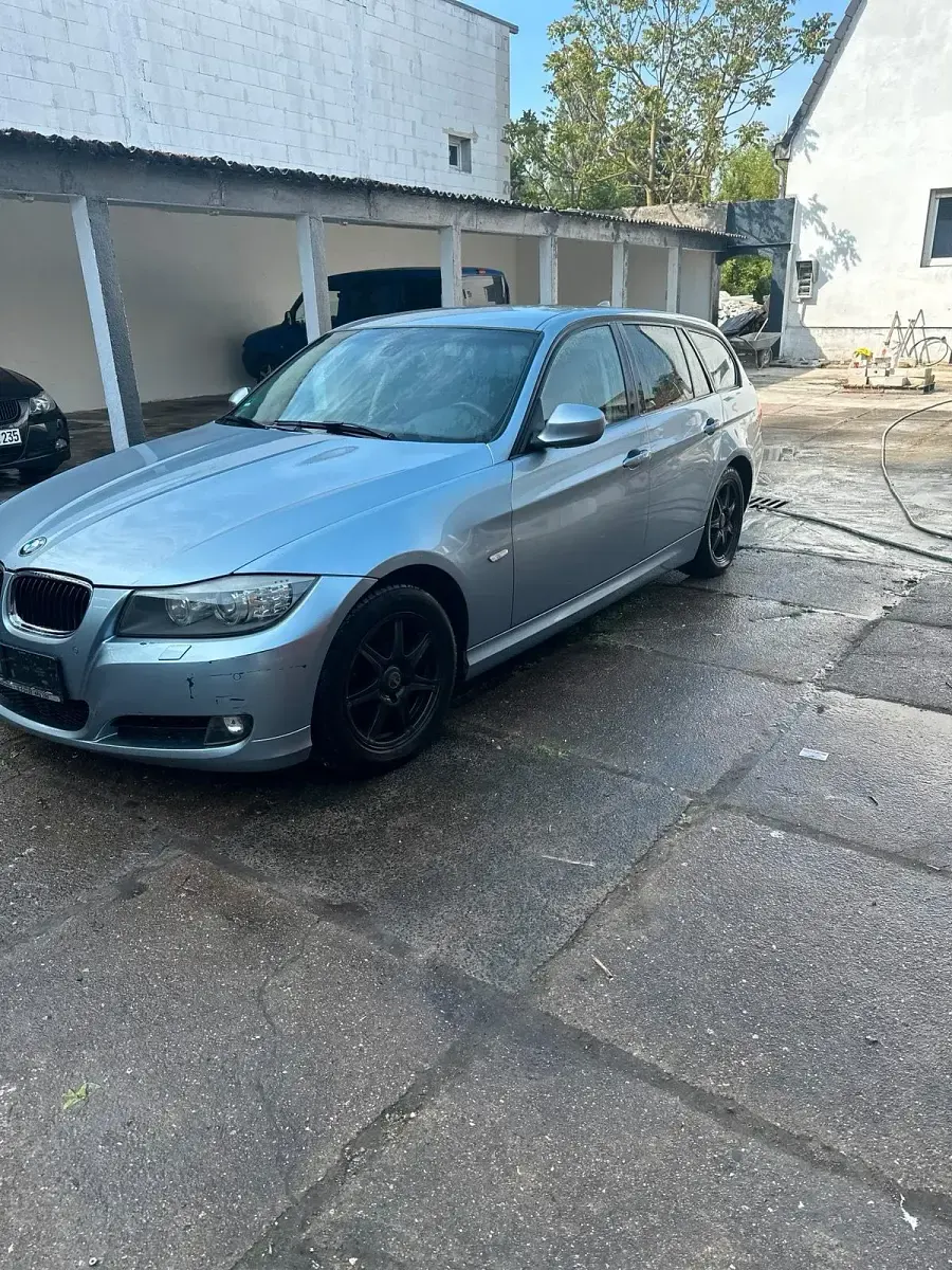 Gebraucht BMW 320 184 PS (135 kW) 2011 Blau Kombi