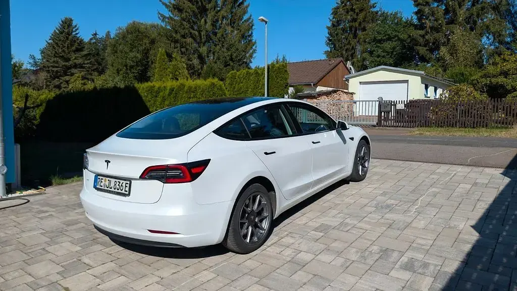 Gebraucht Tesla Model 3 RWD 208 kW (283 PS) 2022 Weiß Limousine