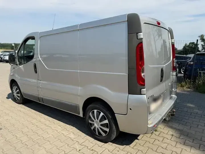 Gebraucht Opel Vivaro 115 PS (84 kW) 2011 Silber Van / Kleinbus