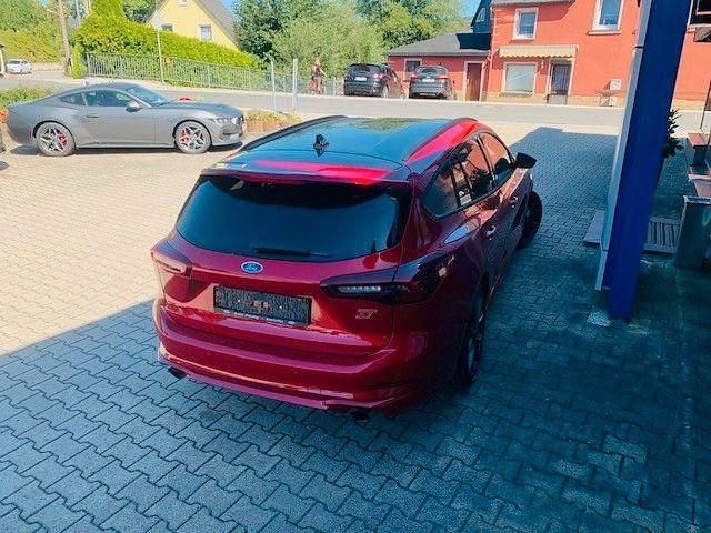 Neu Ford Focus ST 280 PS (205 kW) 2025 Rot Limousine