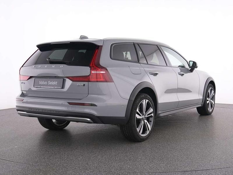 Gebraucht Volvo V60 CC Ultimate 197 PS (144 kW) 2023 Grau vapour grey / metallic Kombi