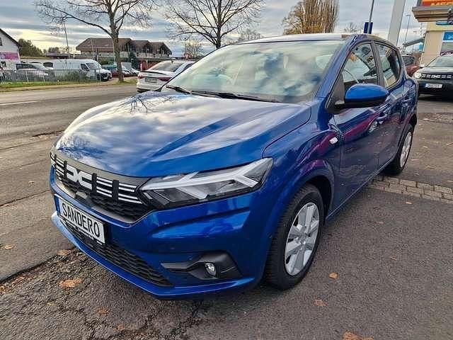 Blau (stahlblau) Gebraucht 2023 Dacia Sandero Expression Kleinwagen | 16.390 € (Fairer Preis) - Bild 1/4