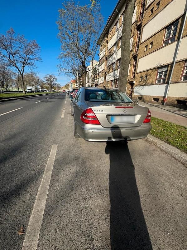 Usata Mercedes E220 150 CV (110 kW) 2004 Marrone Berlina