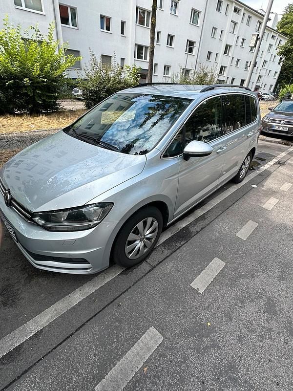 Silber Gebraucht 2018 VW Touran Van / Kleinbus | 11.500 € (Etwas zu teuer) - Bild 1/4