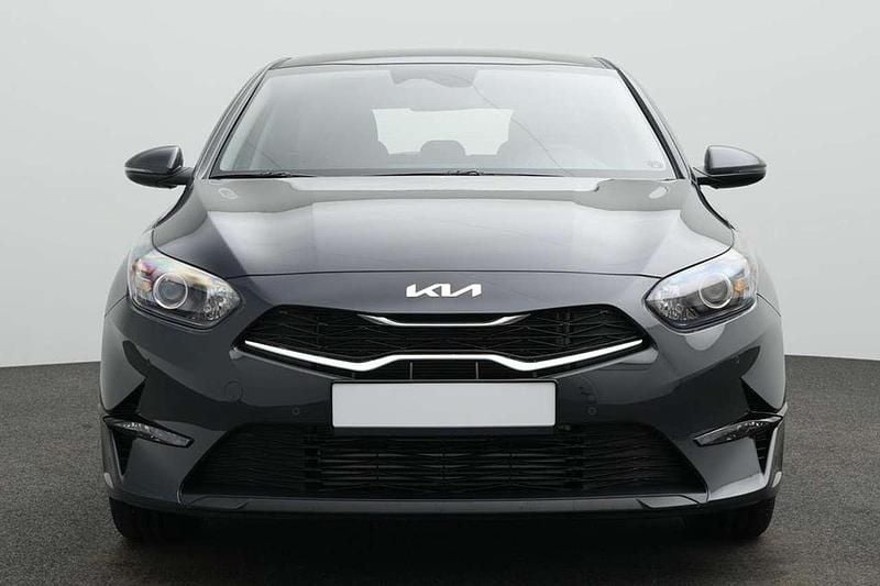 Usado Kia Ceed 140 HP (102 kW) 2025 Prateado Citadino