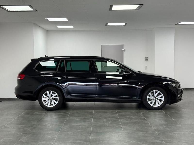 Gebraucht VW Passat Basis 150 PS (110 kW) 2023 Deep black Kombi