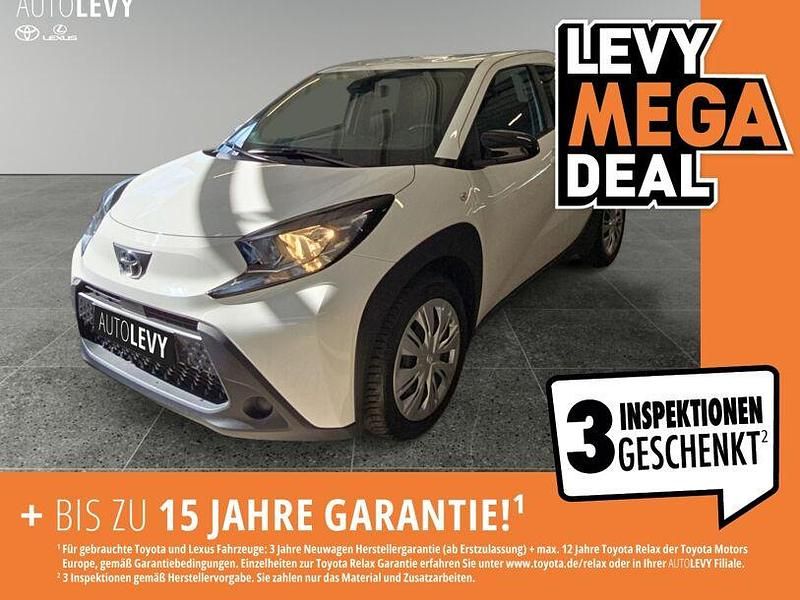 Weiß Gebraucht 2023 Toyota Aygo Business Edition Kleinwagen | 13.870 € (Fairer Preis) - Bild 1/4