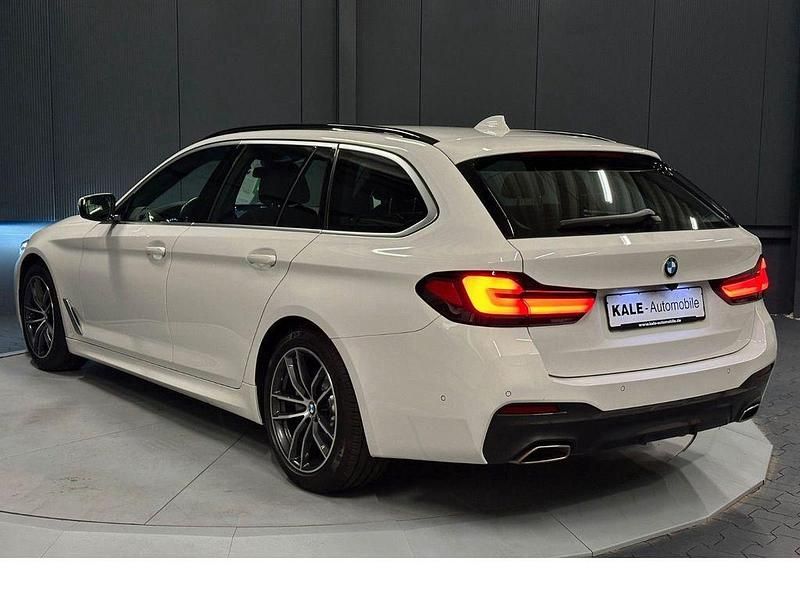 Weiß Gebraucht 2021 BMW 520 M Sport Kombi | 28.890 € (Superpreis) - Bild 1/4