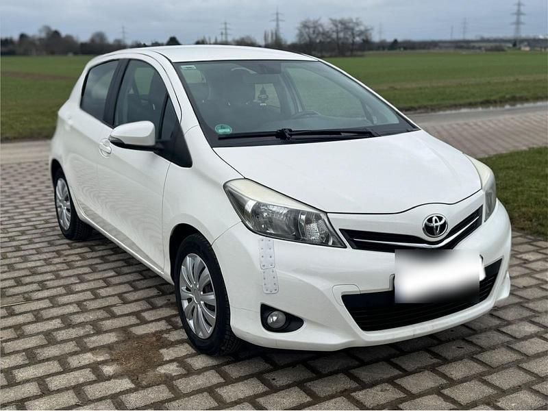 Gebraucht Toyota Yaris 99 PS (72 kW) 2013 Weiß Kleinwagen