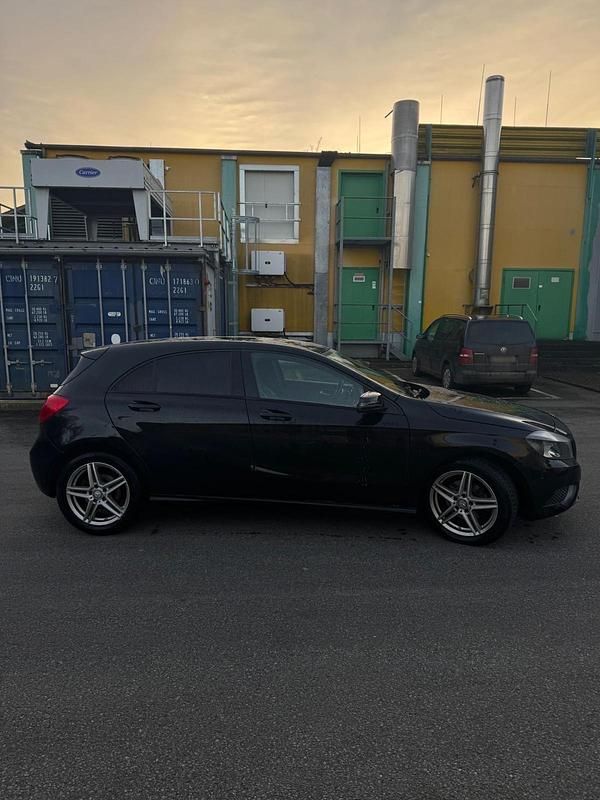 Gebraucht Mercedes A180 122 PS (89 kW) 2013 Schwarz Limousine