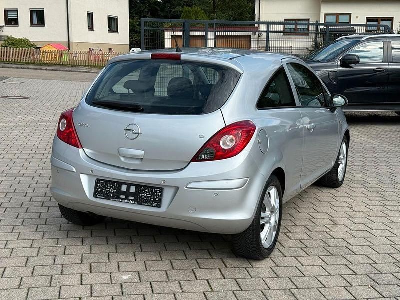 Gebraucht Opel Corsa Edition 80 PS (58 kW) 2009 Silber Kleinwagen