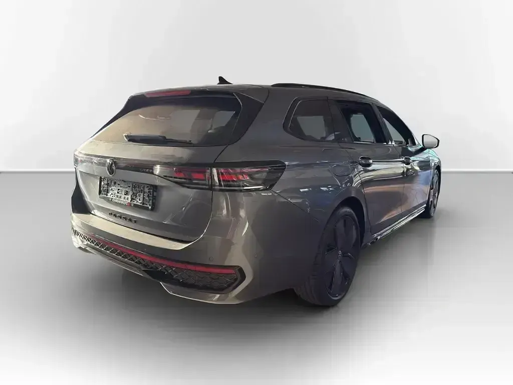 Usata VW Passat R-line 142 CV (104 kW) 2026 Grigio Station wagon