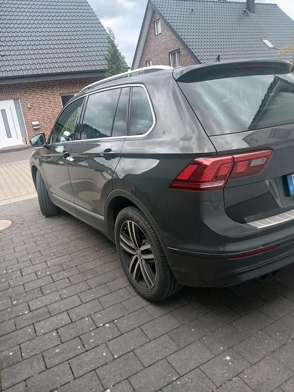 Grau Gebraucht 2018 VW Tiguan Join SUV | 16.990 € (Fairer Preis) - Bild 1/4