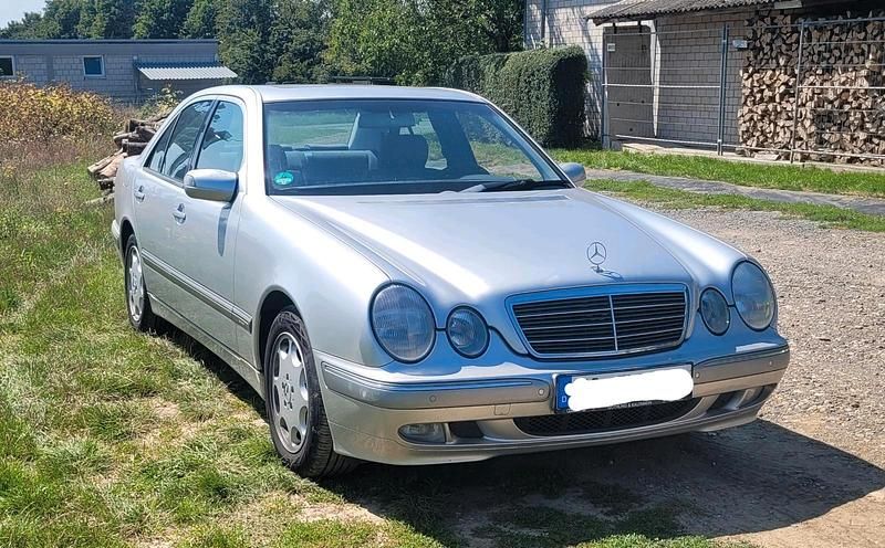 Silber Gebraucht 2001 Mercedes E240 Elegance Limousine | 4.500 € (Fairer Preis) - Bild 1/4