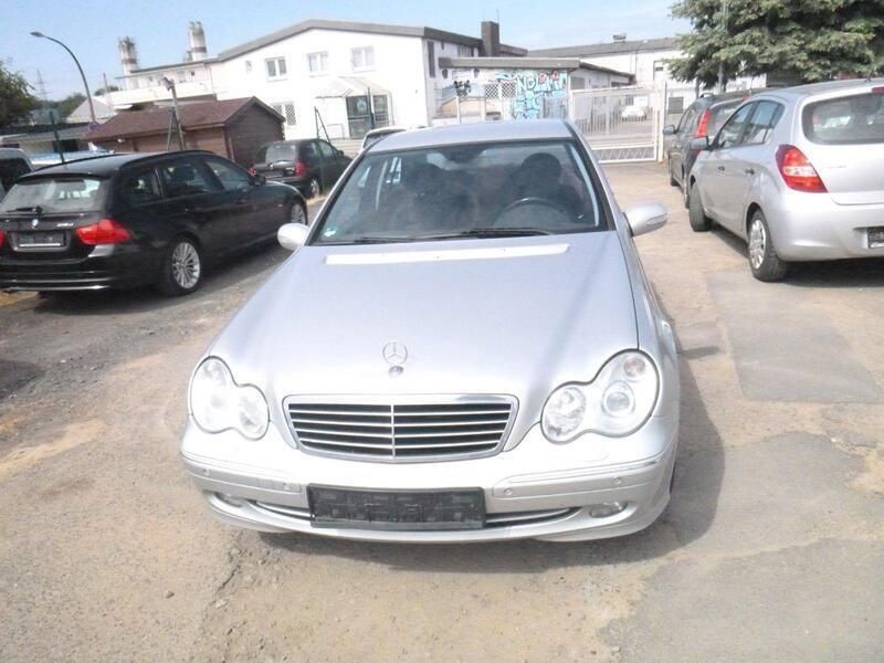 Silber Gebraucht 2004 Mercedes C220 Avantgarde Limousine | 1.650 € (Superpreis) - Bild 1/4