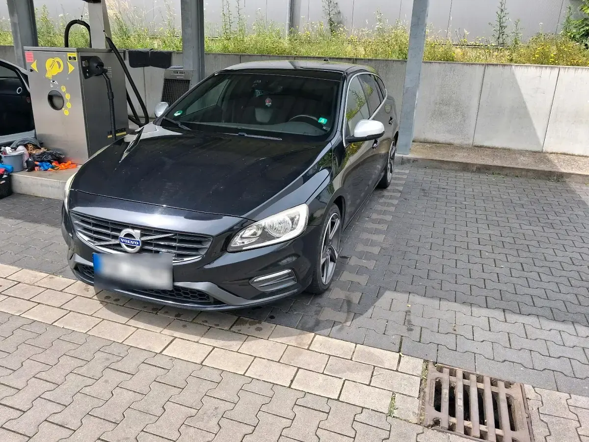 Gebraucht Volvo V60 R-Design 181 PS (133 kW) 2014 Schwarz Kombi