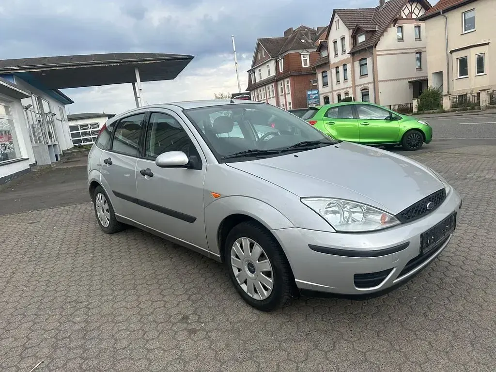 Second-hand Ford Focus Viva 101 CP (74 kW) 2004 Argintiu Berlinǎ