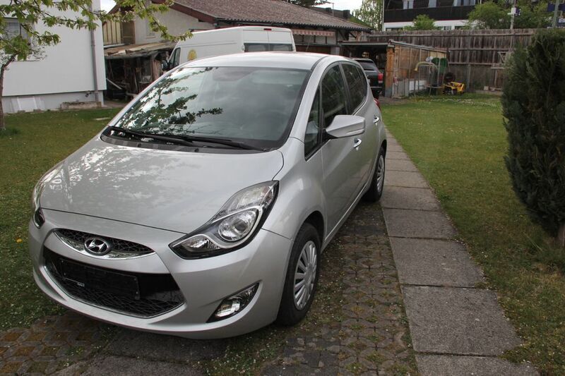 Silber Gebraucht 2011 Hyundai ix20 Style Van / Kleinbus | 8.290 € (Fairer Preis) - Bild 1/4