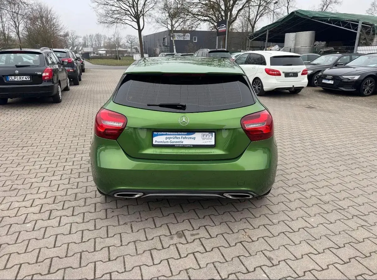 Gebraucht Mercedes A180 Urban 122 PS (89 kW) 2016 Elbait gruen  metallic Kleinwagen